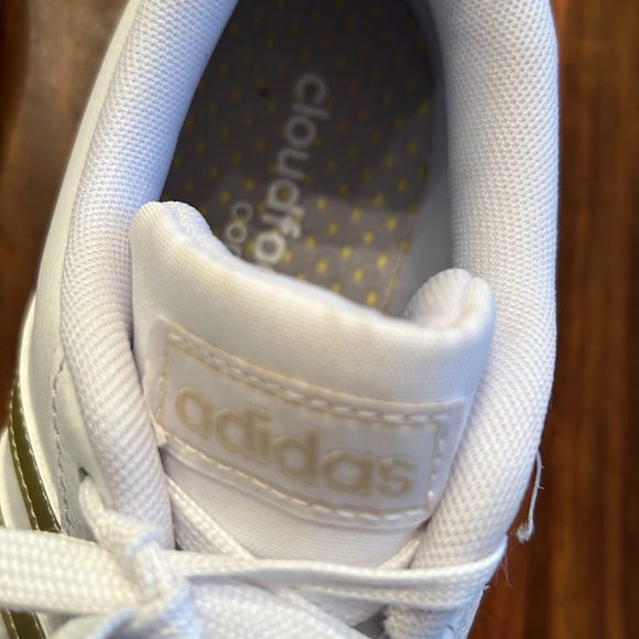 Adidas Grand Court shoes - gold stripe. Size 6.5. - Picture 6 of 6